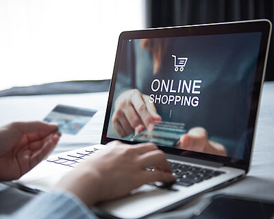 Laptop Bildschirm mit Online Shopping